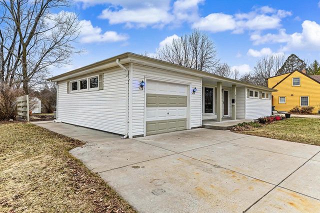 1023 W Glenn DRIVE, Waukesha, WI 53188