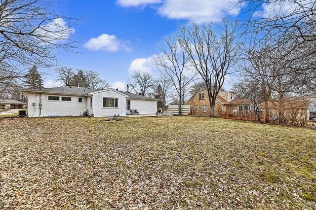 1023 W Glenn DRIVE, Waukesha, WI 53188