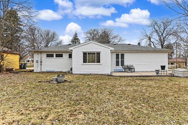1023 W Glenn DRIVE, Waukesha, WI 53188