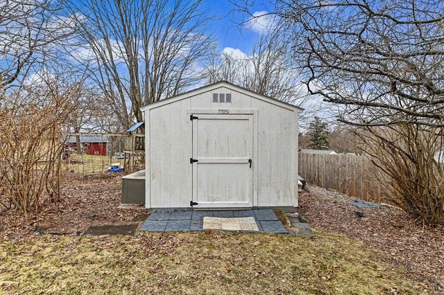 1023 W Glenn DRIVE, Waukesha, WI 53188