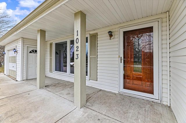 1023 W Glenn DRIVE, Waukesha, WI 53188