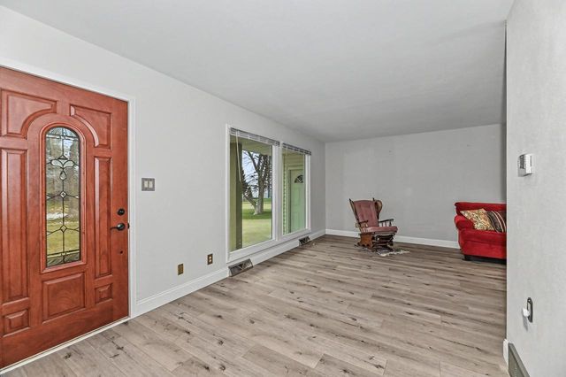 1023 W Glenn DRIVE, Waukesha, WI 53188