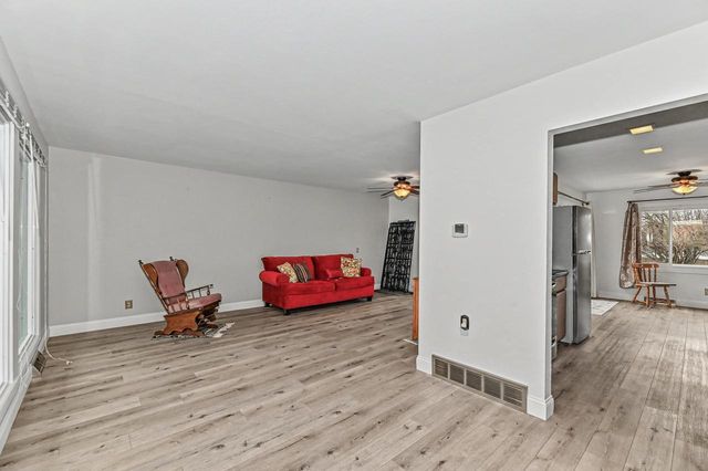 1023 W Glenn DRIVE, Waukesha, WI 53188