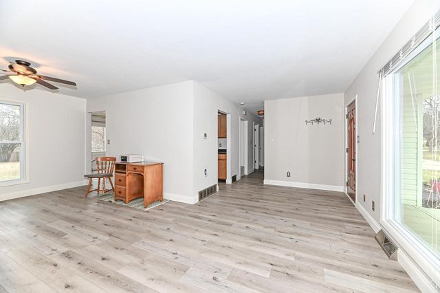 1023 W Glenn DRIVE, Waukesha, WI 53188