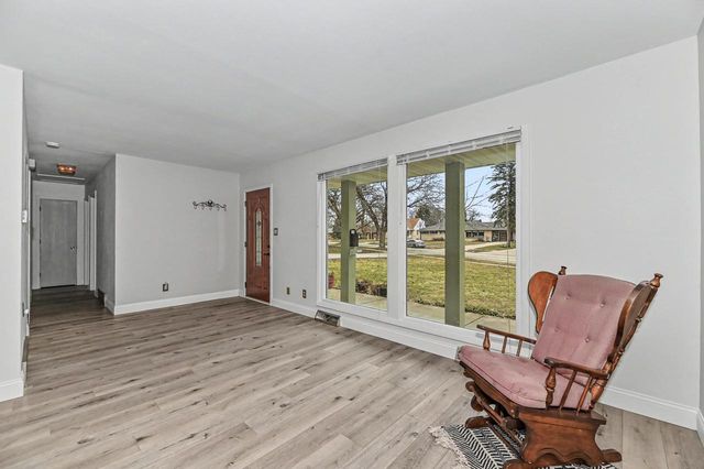 1023 W Glenn DRIVE, Waukesha, WI 53188