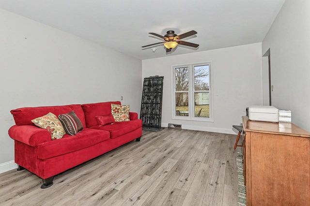 1023 W Glenn DRIVE, Waukesha, WI 53188