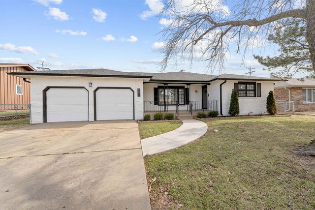 681 Starlight Dr, Salina, KS 67401