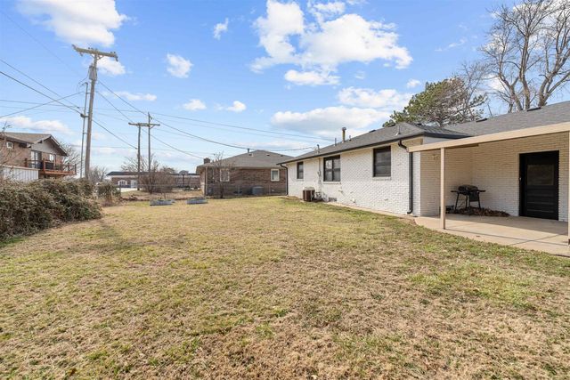 681 Starlight Dr, Salina, KS 67401