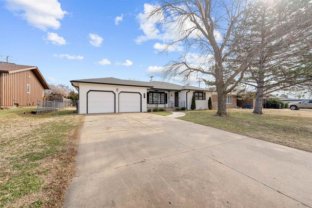 681 Starlight Dr, Salina, KS 67401