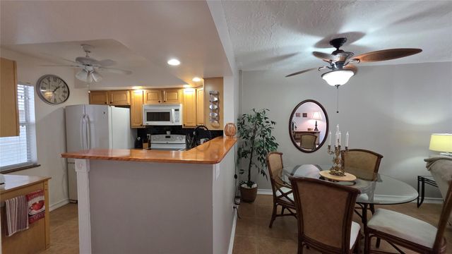 2801 Somerset Dr 211, Lauderdale Lakes, FL 33311