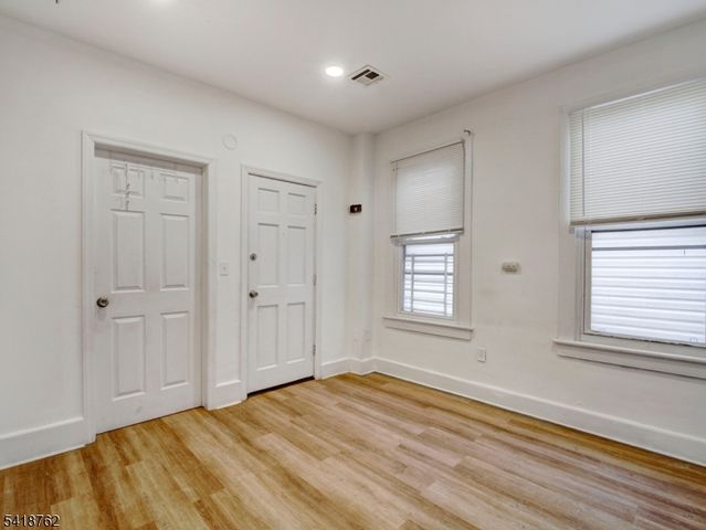 20 Geneva St, Elizabeth City, NJ 07206
