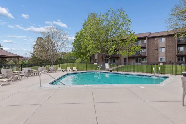 3440 Golfview Drive 121, Eagan, MN 55123