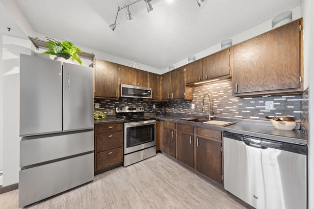 3440 Golfview Drive 121, Eagan, MN 55123