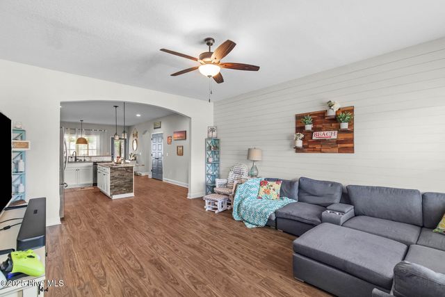 46 E Cloverfield Lane, Hampstead, NC 28443