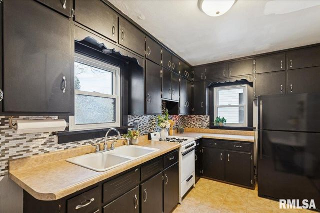 1820 33RD Street, Moline, IL 61265