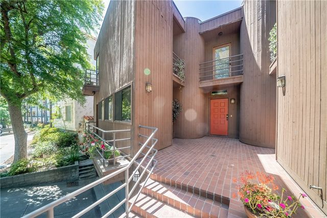 13236 Valleyheart 102, Studio City, CA 91604