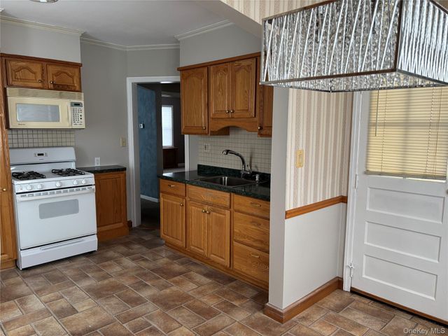 1041 Mosefan Street, Franklin Square, NY 11010