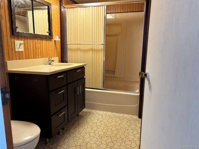 1041 Mosefan Street, Franklin Square, NY 11010