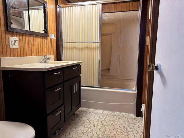 1041 Mosefan Street, Franklin Square, NY 11010