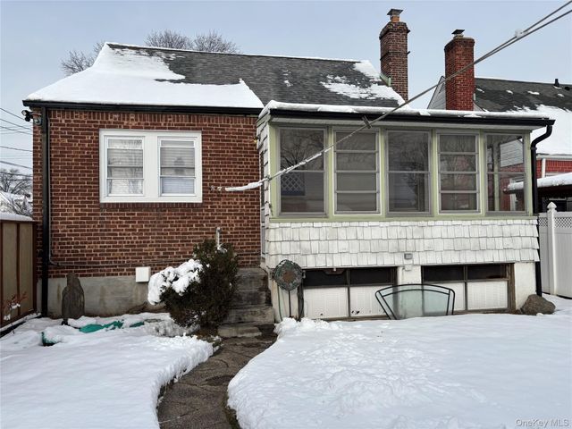 1041 Mosefan Street, Franklin Square, NY 11010