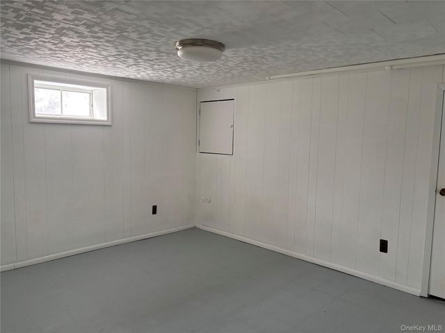 1041 Mosefan Street, Franklin Square, NY 11010