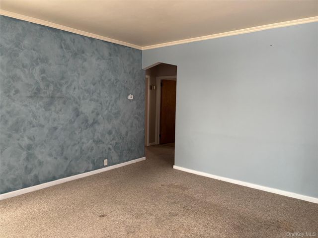 1041 Mosefan Street, Franklin Square, NY 11010