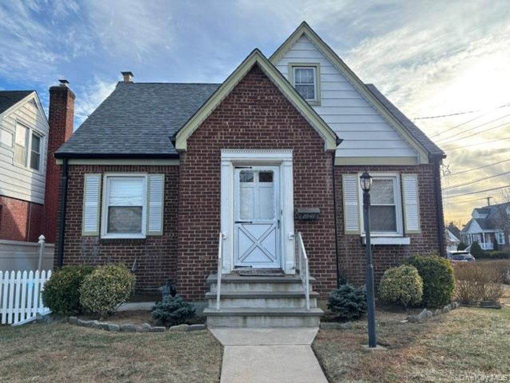 1041 Mosefan Street, Franklin Square, NY 11010