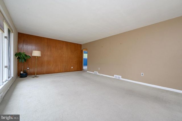 6 SUNSET DR, Voorhees, NJ 08043