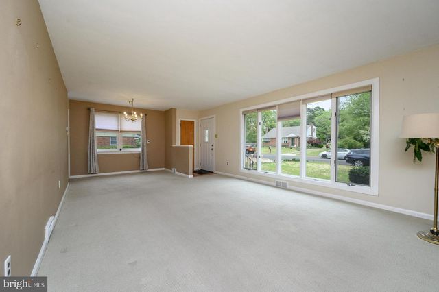 6 SUNSET DR, Voorhees, NJ 08043