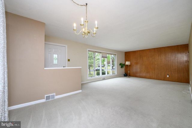 6 SUNSET DR, Voorhees, NJ 08043