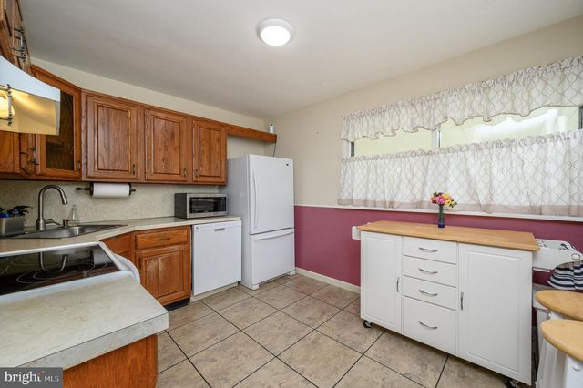 6 SUNSET DR, Voorhees, NJ 08043