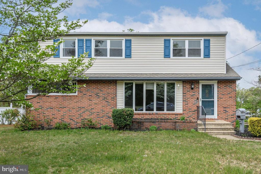 6 SUNSET DR, Voorhees, NJ 08043