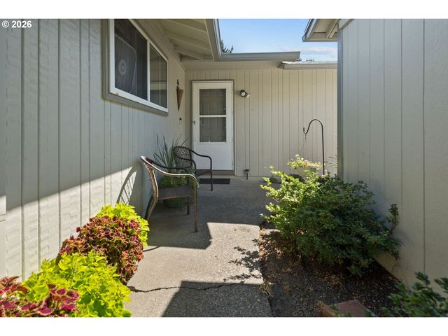 555 HARTKE Loop, Oregon City, OR 97045