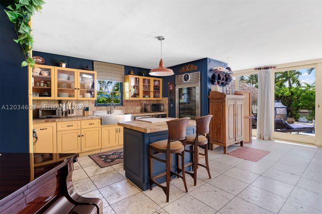 7975 Biscayne Point Cir, Miami Beach, FL 33141