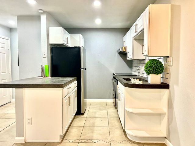 2750 Holly Hall Street 605, Houston, TX 77054