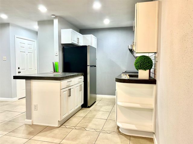 2750 Holly Hall Street 605, Houston, TX 77054