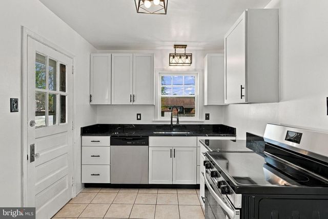 303 GREYSTONE RD, York, PA 17402