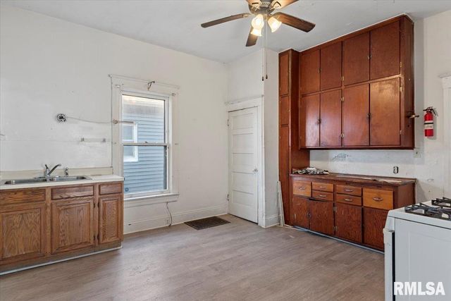 2205 S 11TH Street, Springfield, IL 62703