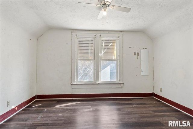 2205 S 11TH Street, Springfield, IL 62703