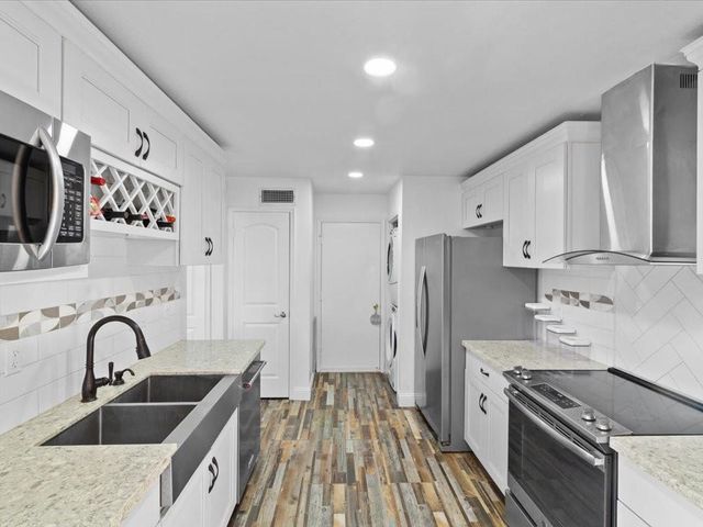 15932 Seahorse Drive 272, Houston, TX 77062