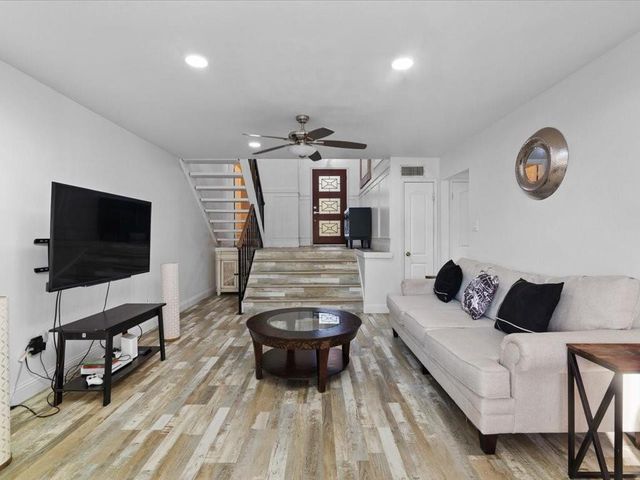 15932 Seahorse Drive 272, Houston, TX 77062