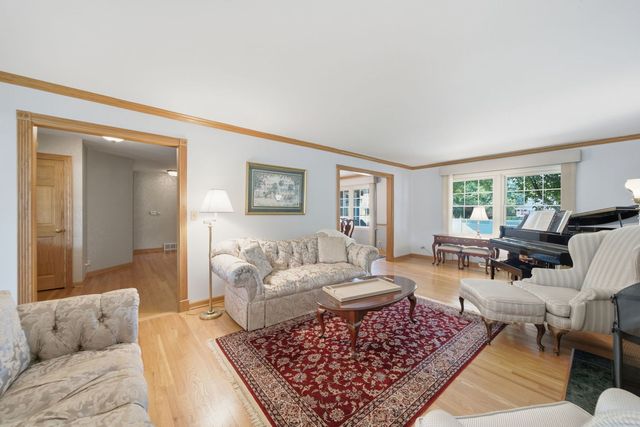 1654 Wadsworth Road, Wheaton, IL 60189