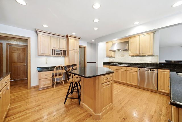 1654 Wadsworth Road, Wheaton, IL 60189