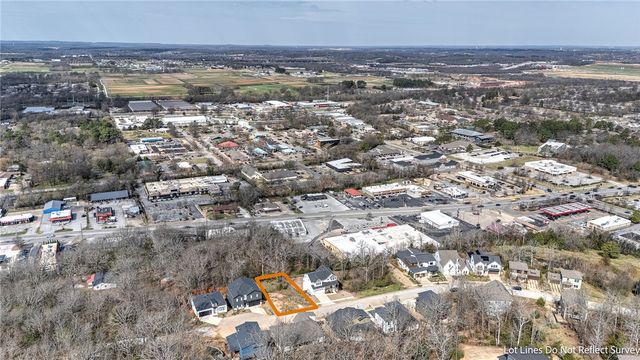 2221 N Marks Mill Lane, Fayetteville, AR 72703