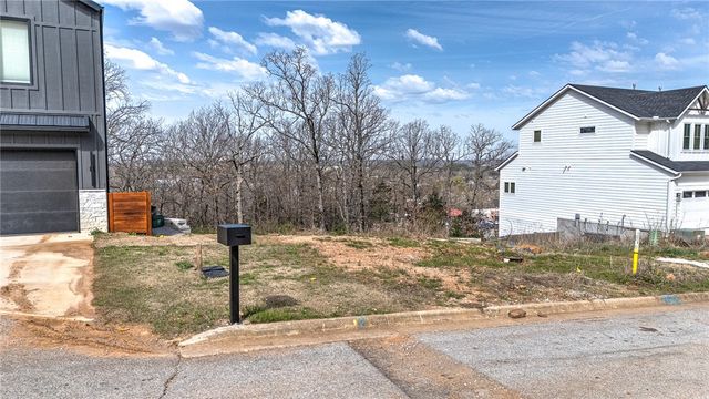 2221 N Marks Mill Lane, Fayetteville, AR 72703