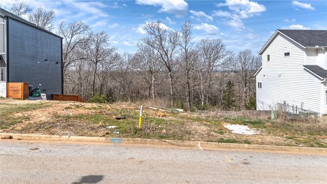 2221 N Marks Mill Lane, Fayetteville, AR 72703