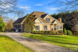 100 Bradford Farm Road, Mills River, NC 28759