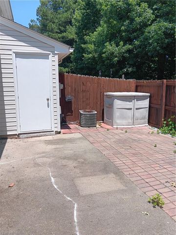 211 Crestwood CT, Yorktown, VA 23692