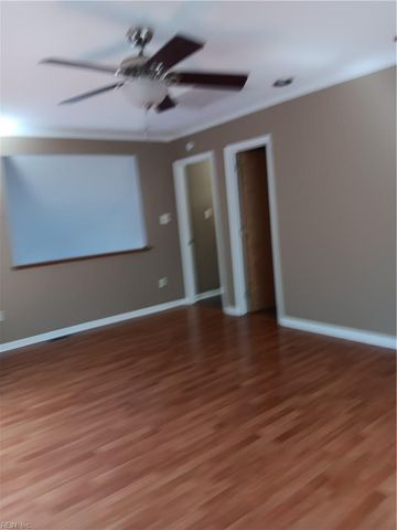 211 Crestwood CT, Yorktown, VA 23692
