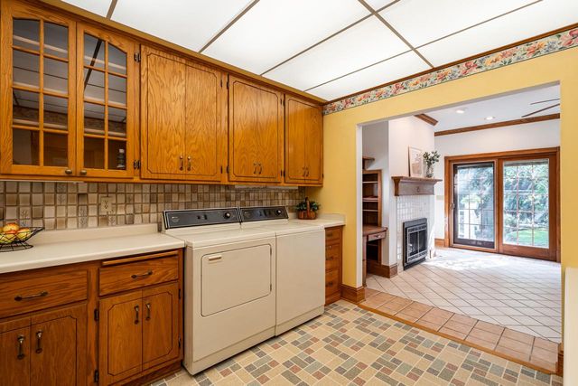 827 Oakland AVENUE, Waukesha, WI 53186